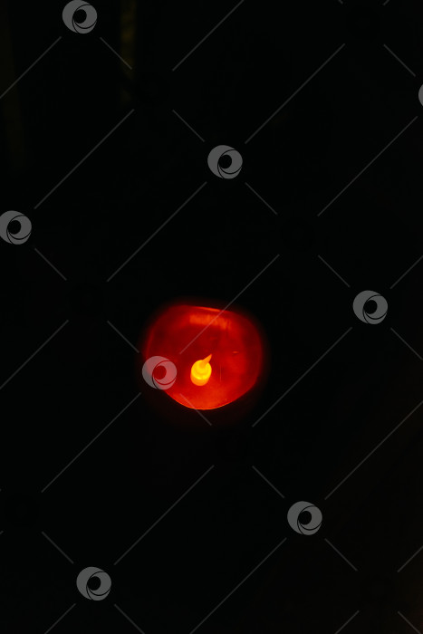 Скачать Горящая красная свеча в темноте фотосток Ozero