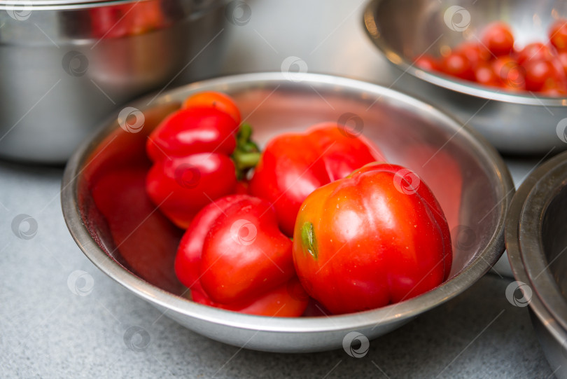 Скачать Красный болгарский перец и помидоры в металлических мисках фотосток Ozero