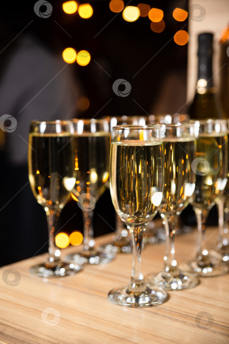 Скачать Бокалы для шампанского на столе на праздничном мероприятии фотосток Ozero