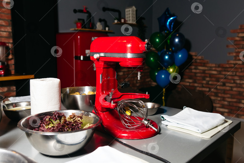 Скачать Красная подставка для миксера на кухне с украшениями из воздушных шаров фотосток Ozero
