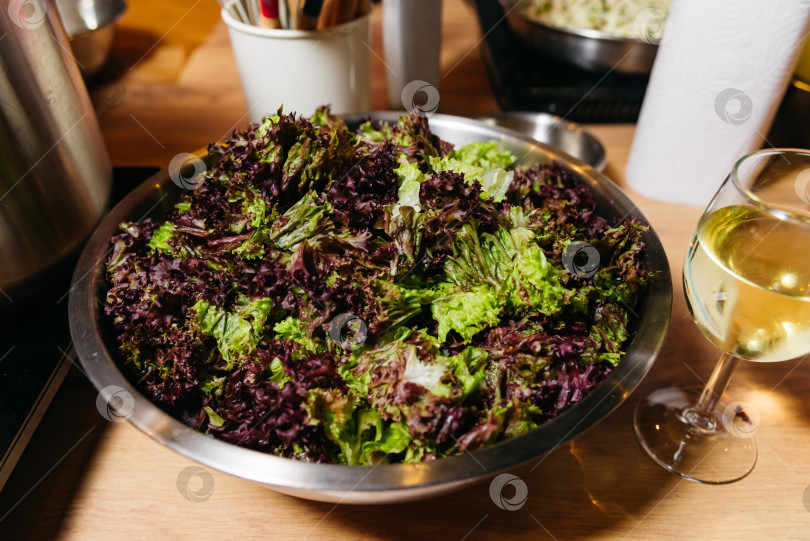 Скачать Свежий листовой салат в сервировочной миске фотосток Ozero