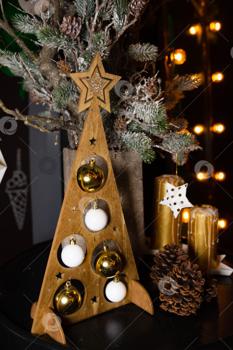 Скачать Деревянная рождественская елка с праздничными украшениями фотосток Ozero
