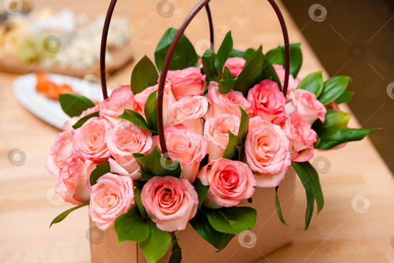 Скачать Элегантная композиция из корзины розовых роз фотосток Ozero