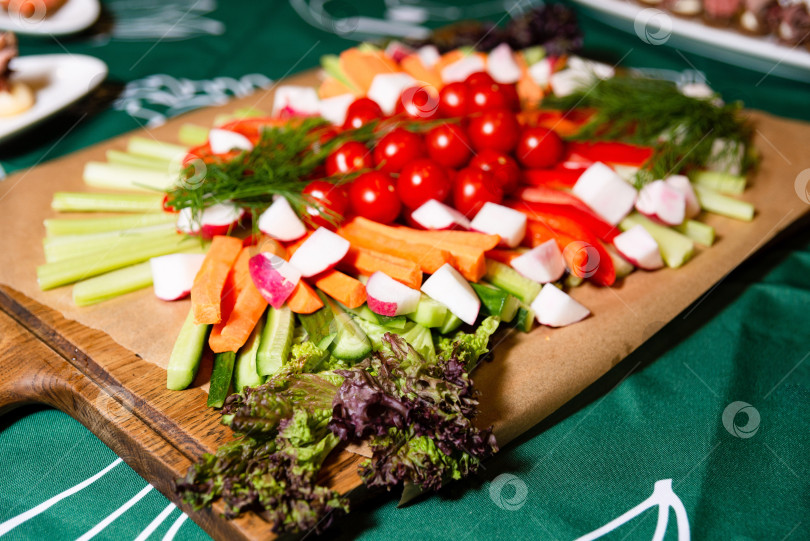 Скачать Блюдо с креветками из свежих овощей на деревянной доске фотосток Ozero