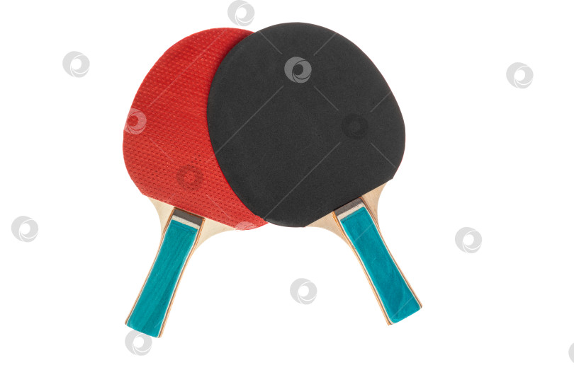 Скачать Красные и черные ракетки для настольного тенниса, выделенным на белом фоне с контуром обрезки. Спортивное снаряжение для пинг-понга в минималистичном стиле. Плоская поверхность, вид сверху. фотосток Ozero