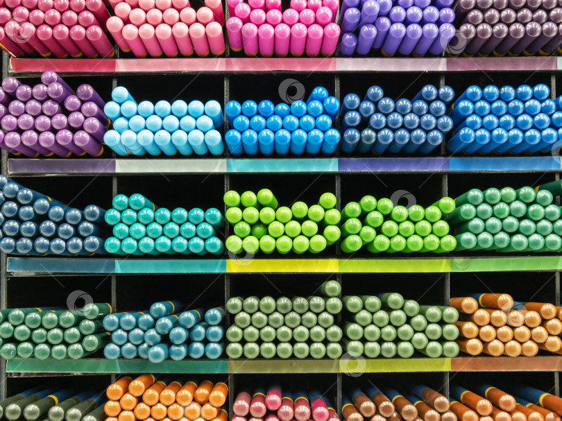 Скачать Разноцветные карандаши для художников на стенде магазина фотосток Ozero