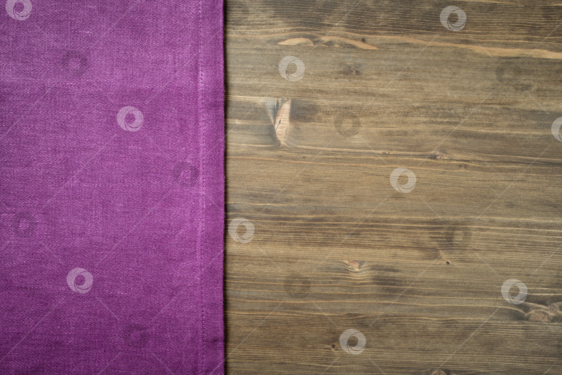 Скачать Фиолетовая салфетка с левой стороны деревянного стола фотосток Ozero