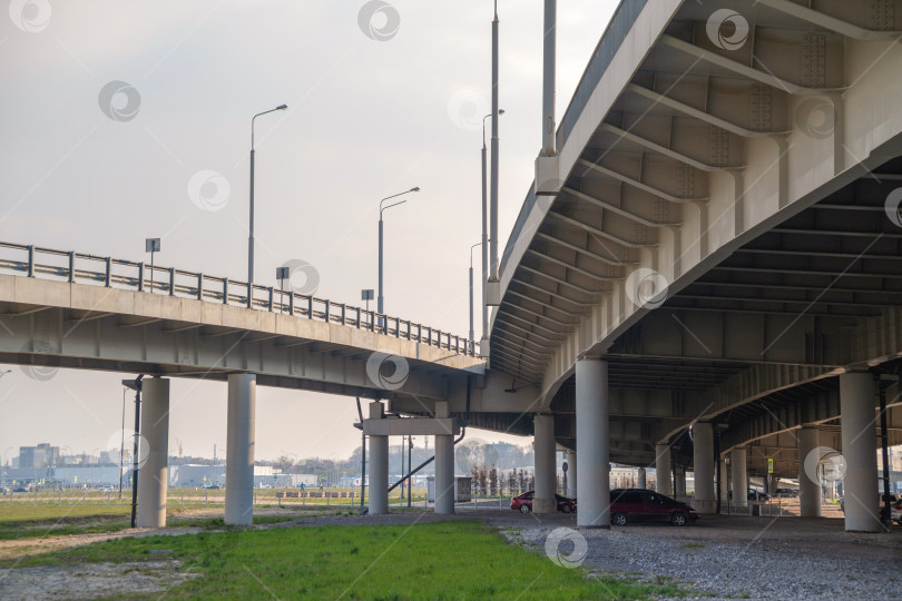 Скачать Автомобильные мосты в городе, городской пейзаж фотосток Ozero