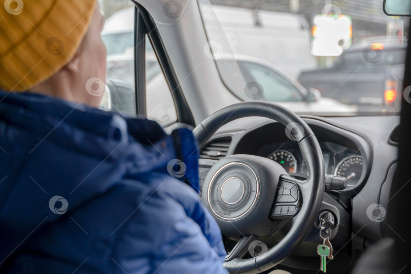 Скачать девушка впервые садится за руль автомобиля фотосток Ozero