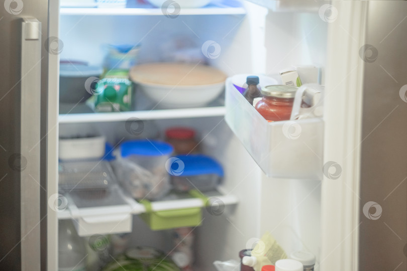 Скачать открытая дверца холодильника, размытый фон продуктов фотосток Ozero