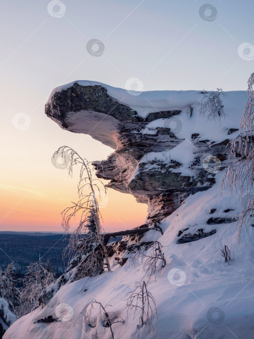 Скачать Прекрасный восход солнца морозным утром, заснеженный утес. фотосток Ozero