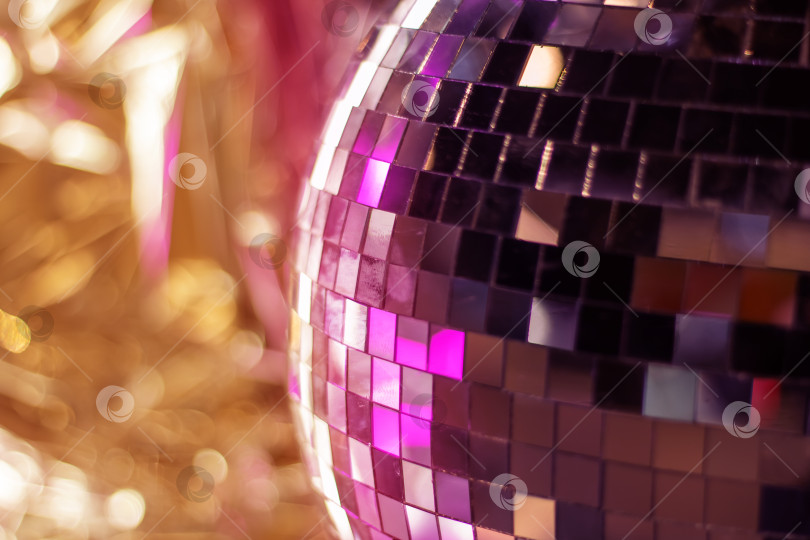 Скачать Блестящий диско-шар в розовых тонах крупным планом фотосток Ozero