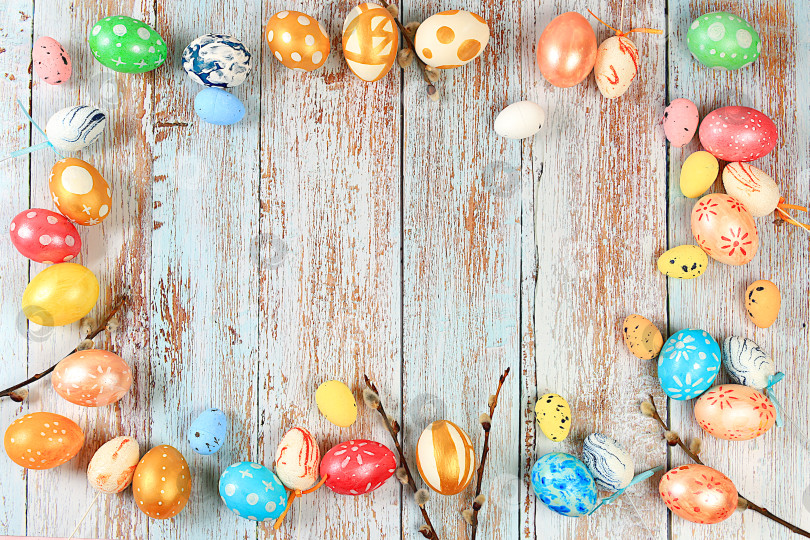 Скачать Композиция с украшенными пасхальными яйцами и ветками ивы. Концепция Счастливой Пасхи, баннер или реклама для экрана или магазина, шаблон для дизайна, весенняя открытка, фотосток Ozero