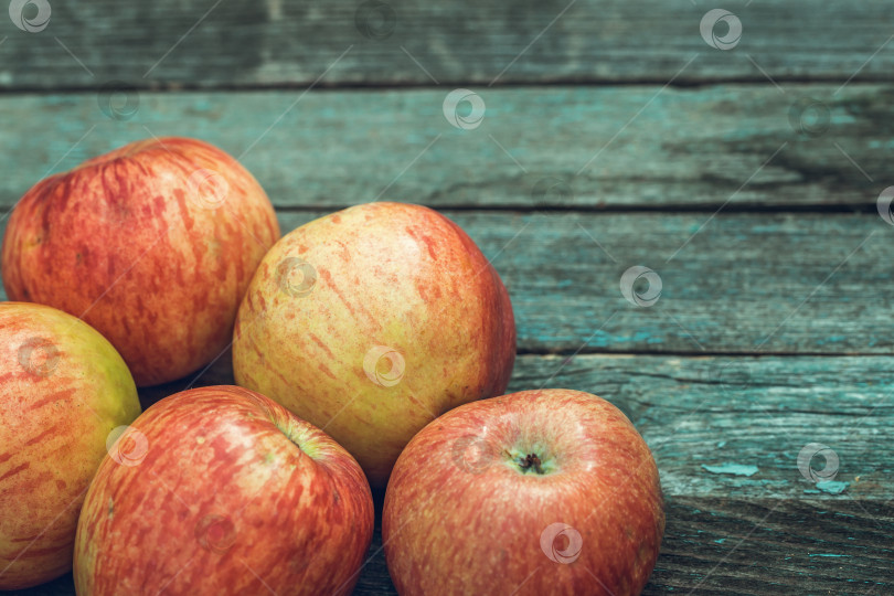 Скачать Красные яблоки с пробелом для копирования фотосток Ozero