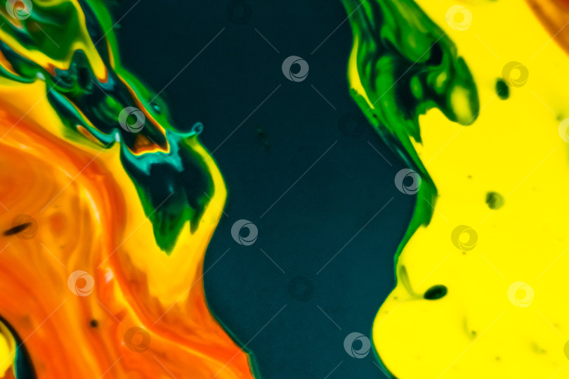 Скачать Абстрактный фон масляной краской на поверхности воды крупным планом фотосток Ozero