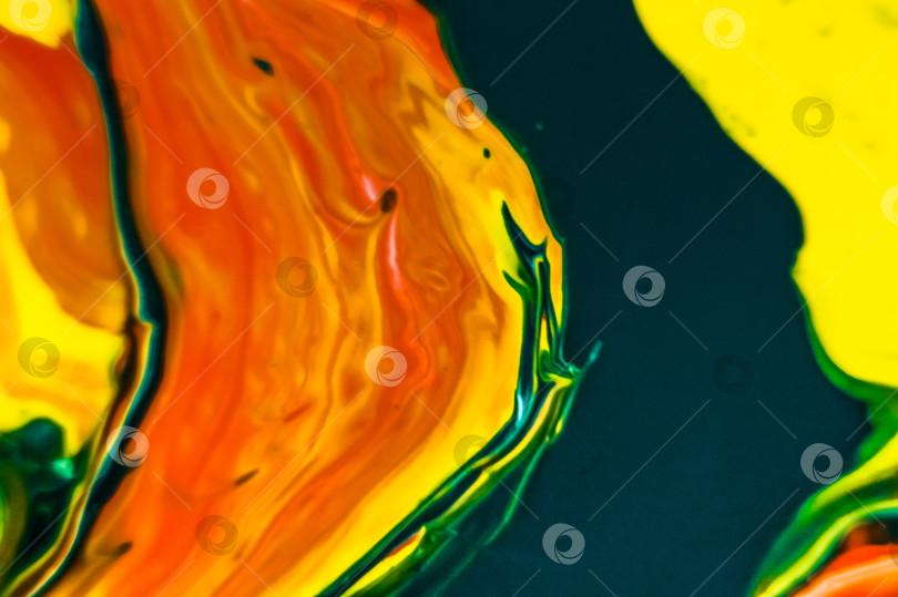 Скачать Абстрактный фон из акриловой краски в желтых, оранжевых и зеленых тонах. фотосток Ozero