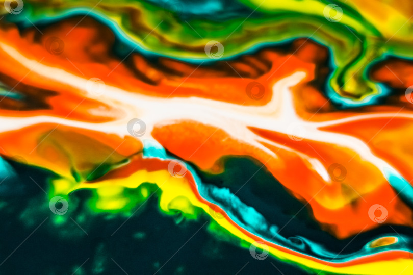 Скачать Абстрактный фон из цветной акриловой краски на поверхности воды крупным планом фотосток Ozero