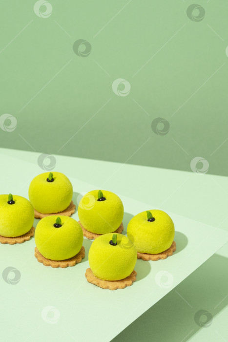 Скачать На деревянном столе стоит блюдо с разнообразными зелеными пончиками фотосток Ozero