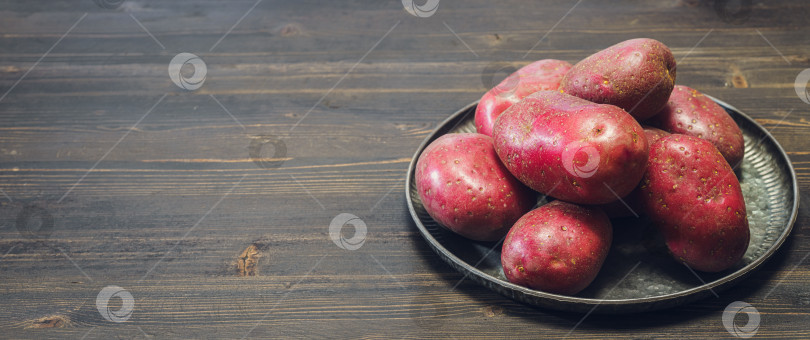Скачать Красная картошка на деревянном столе с местом для копирования фотосток Ozero
