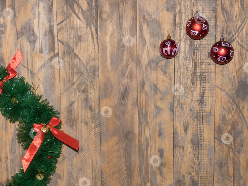 Скачать рождественские украшения на деревянном фоне фотосток Ozero