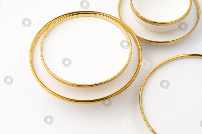 Скачать Набор из белой и коричневой керамической тарелки и чашки на белом фоне фотосток Ozero