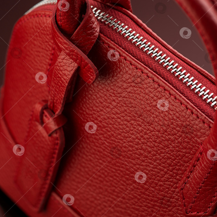 Скачать Снимок роскошной красной кожаной сумки крупным планом фотосток Ozero
