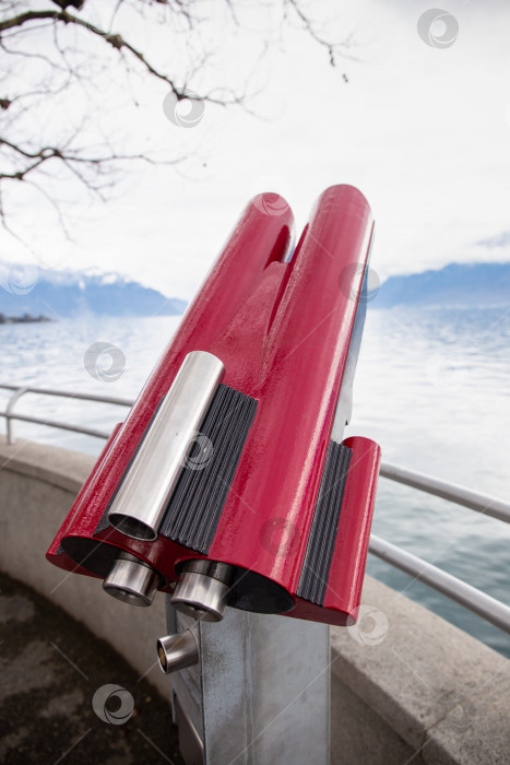 Скачать Красный туристический телескоп возле Женевского озера фотосток Ozero