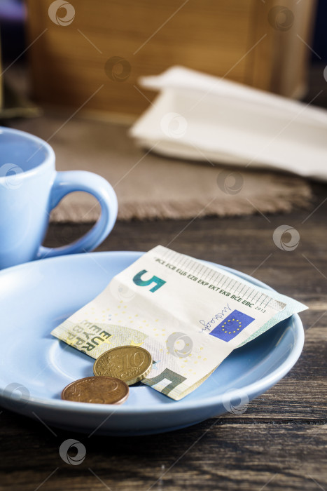 Скачать Чаевые в ресторанах в банкнотах и монетах евро фотосток Ozero