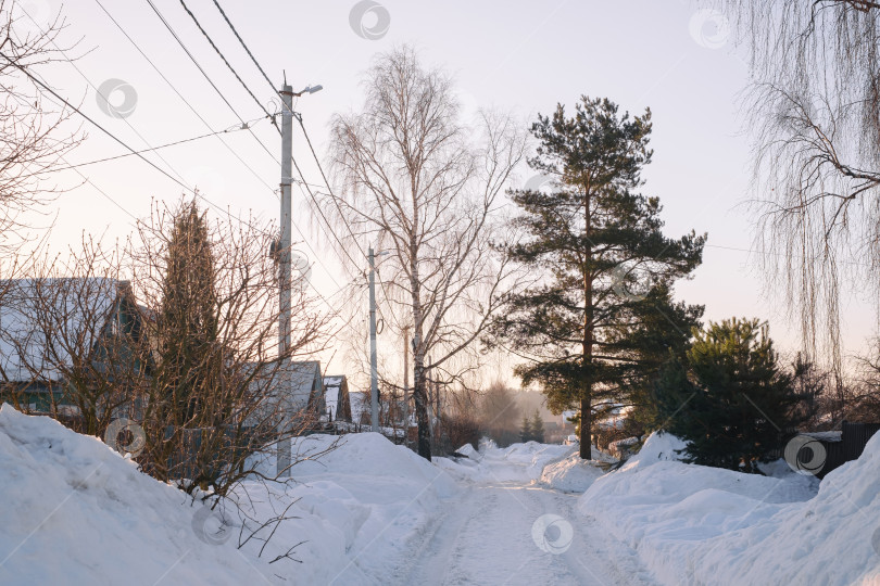 Скачать деревенская улица с большими сугробами зимой фотосток Ozero