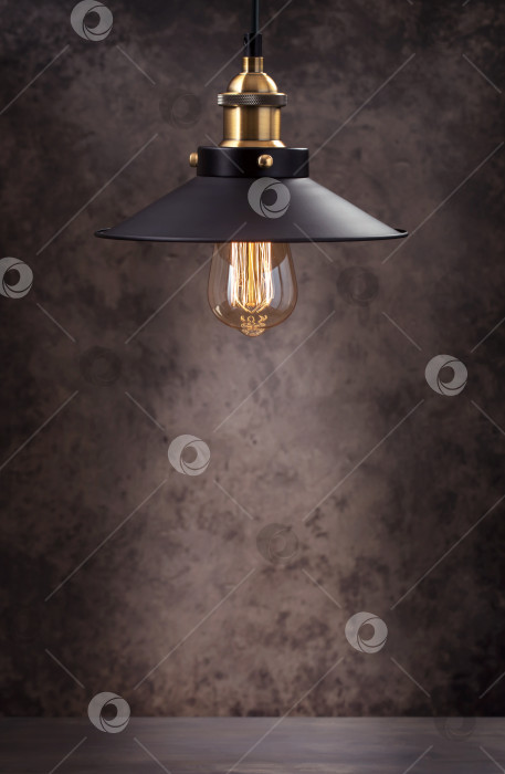 Скачать Ретро-лампа на темном гранжевом фоне фотосток Ozero