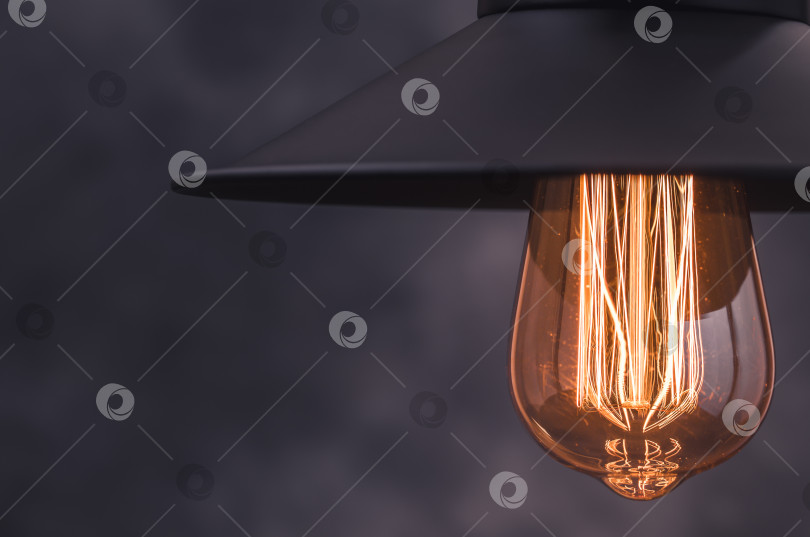 Скачать Лампа в стиле ретро с правой границы серого фона фотосток Ozero