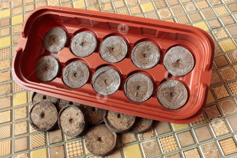 Скачать специальные торфяные таблетки для посадки мелких семян растений фотосток Ozero