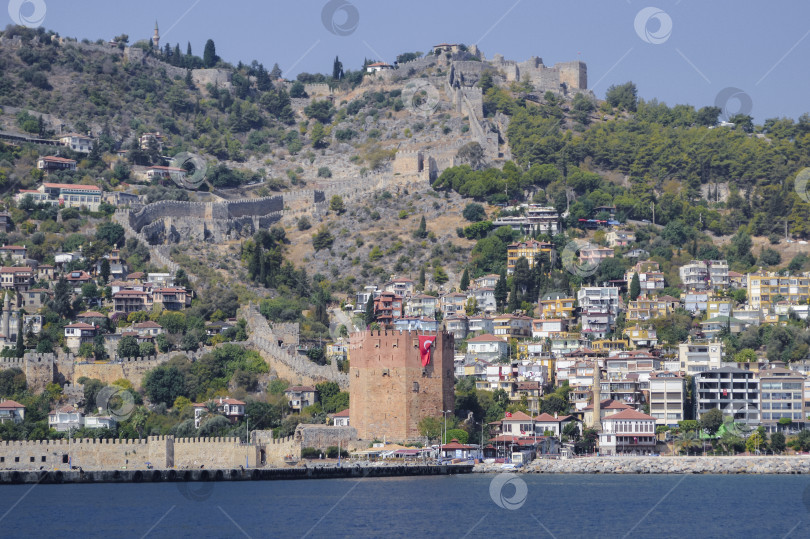 Скачать Вид на Красную башню и старую крепость на горе в Аланье. фотосток Ozero