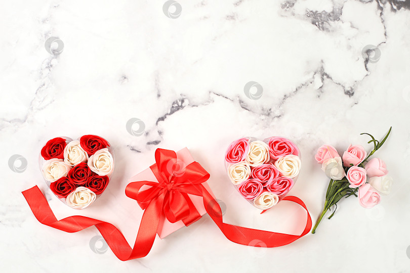 Скачать Абстрактная цветочная композиция, красивые весенние розы в коробках с сердечками, букет и подарок на мраморном фоне, баннер, натюрморт с местом для текста, цветочная праздничная открытка, фотосток Ozero