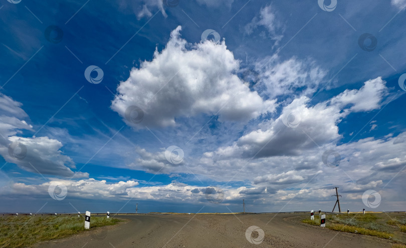 Скачать Синее небо с облаками над загородным перекрёстком фотосток Ozero