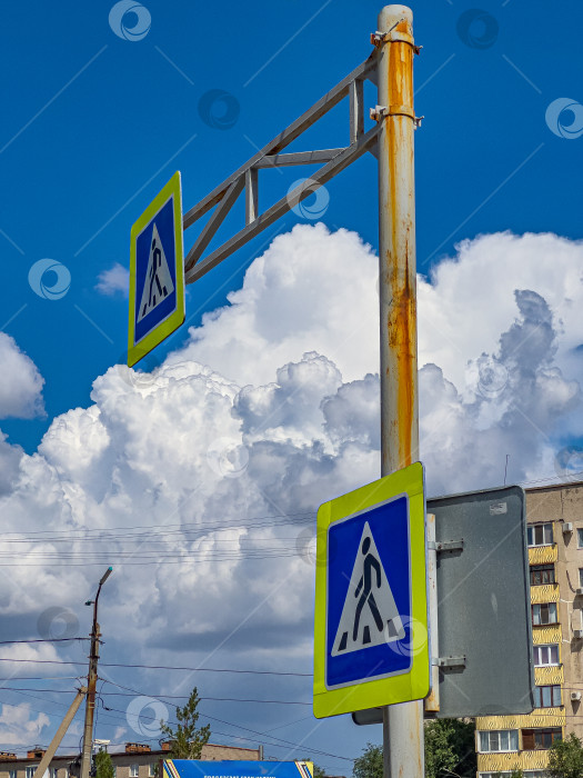 Скачать Знаки "пешеходный переход" на столбе в центре города фотосток Ozero