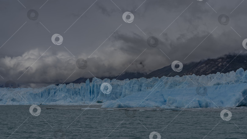 Скачать Стена голубого льда простирается в ледниковом озере. фотосток Ozero