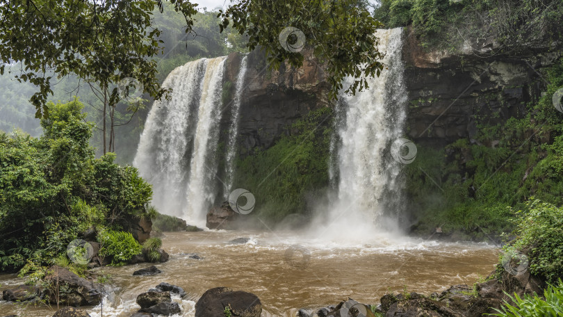 Скачать Потоки водопадов низвергаются каскадом в русло бурной реки. фотосток Ozero