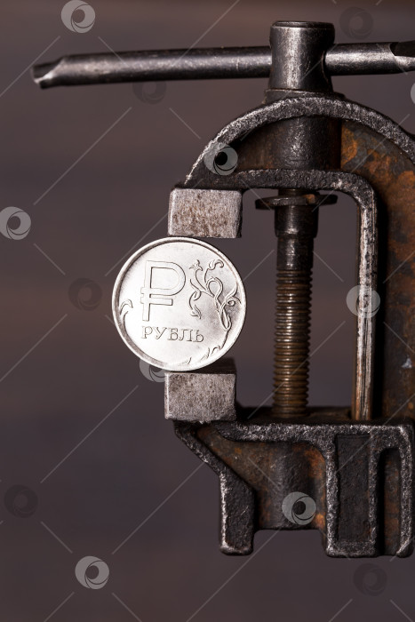 Скачать Монета российского рубля в старинных тисках фотосток Ozero