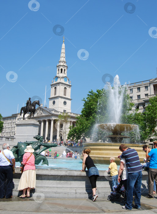 Скачать Лондон, Великобритания, 24 мая 2009: Люди у фонтана на Трафальгарской площади фотосток Ozero