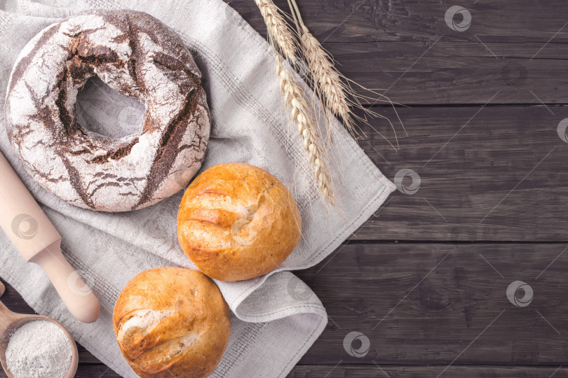 Скачать Ржаной хлеб и булочки на столе в деревенском стиле фотосток Ozero