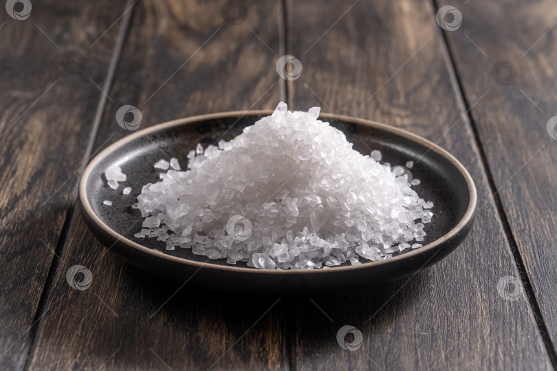Скачать Крупная соль на темной тарелке крупным планом фотосток Ozero