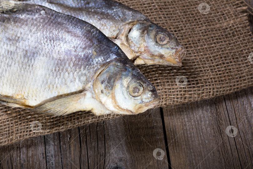 Скачать Соленая вяленая рыба на мешковине фотосток Ozero
