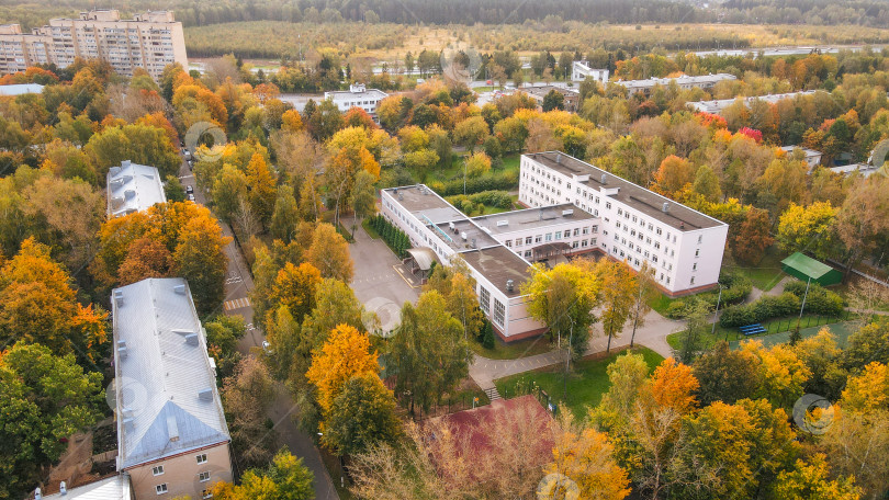 Скачать Новая Москва, Ватутинская средняя школа, утопающая в осенней листве, вид сверху фотосток Ozero