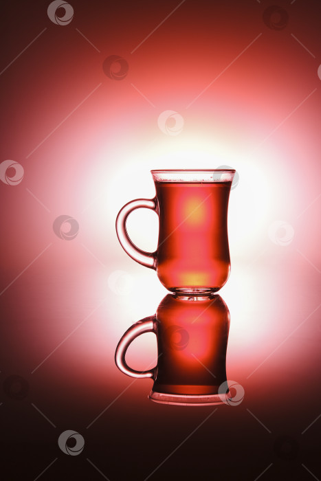 Скачать Стеклянная кружка с красным чаем. фотосток Ozero