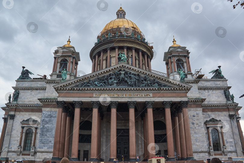 Скачать Санкт-Петербург, Россия - 01 сентября 2023 года: Вид на Санкт-Петербург. Исаакиевский собор с Исаакиевской площади. фотосток Ozero