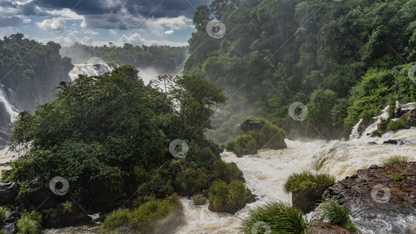 Скачать Бурная, пенящаяся река течет по каменистому руслу. фотосток Ozero