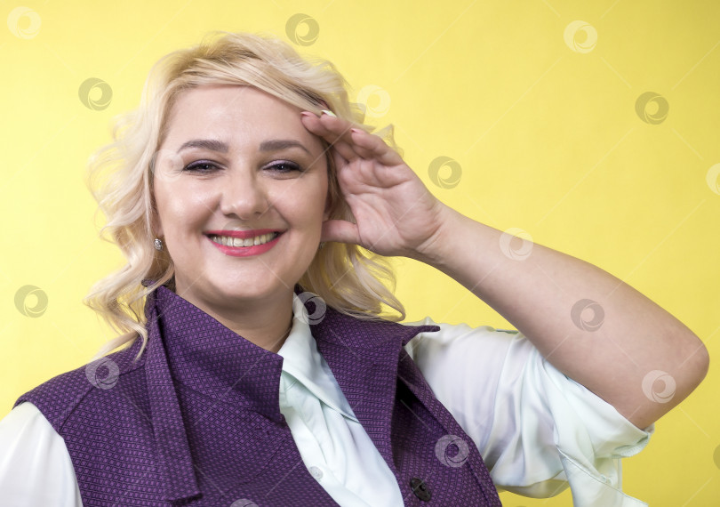 Скачать Портрет красивой улыбающейся молодой женщины в деловой одежде фотосток Ozero