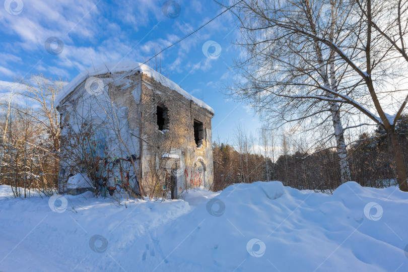 Скачать Зимний пейзаж со старым, полуразрушенным домом фотосток Ozero