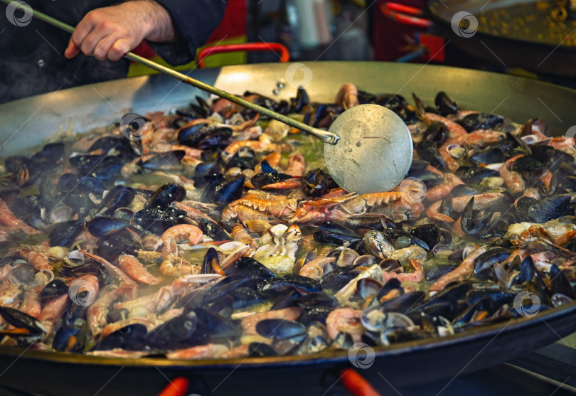 Скачать Приготовление морепродуктов в Генуе фотосток Ozero